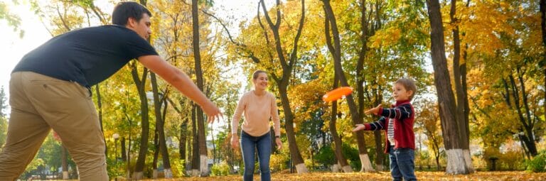 Frisbee-Ultimate - Happy smiling family playing with frisbee in autumn park