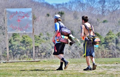 Frisbee-Ultimate-joueurs-avec-equipements-et-accessoires-sur-parcours-de-disc-golf