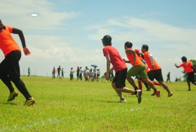 Frisbee-Ultimate-sept-joueurs-sur-la-ligne-au-cours-de-partie-ultimate-frisbee