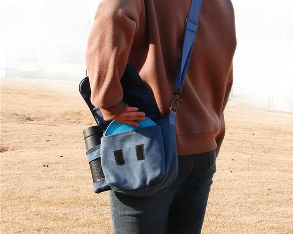 accessoires-homme-portant-sac-de-frisbee-ultimate