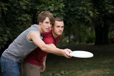 frisbee-ultimate-amis-qui-apprennent-a-lancer-un-frisbee