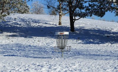 panier-de-disc-golf-sur-un-parcours-en-hiver-frisbee-ultimate