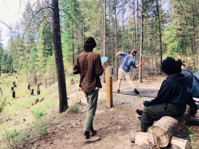 bien-debuter-au-disc-golf-joueurs-qui-lancent-un-disque-de-disc-golf-frisbee-ultimate